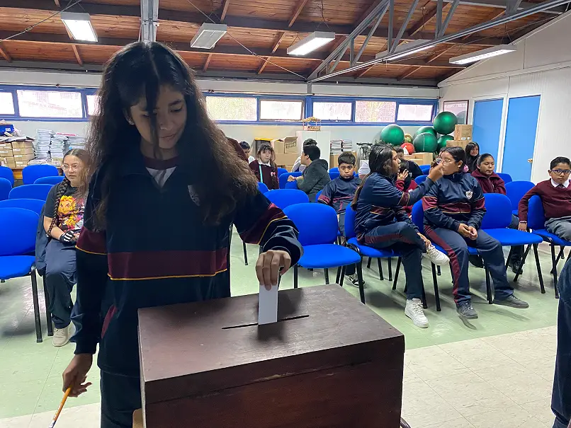 Estudiantes participando en elecciones del centro de estudiantes