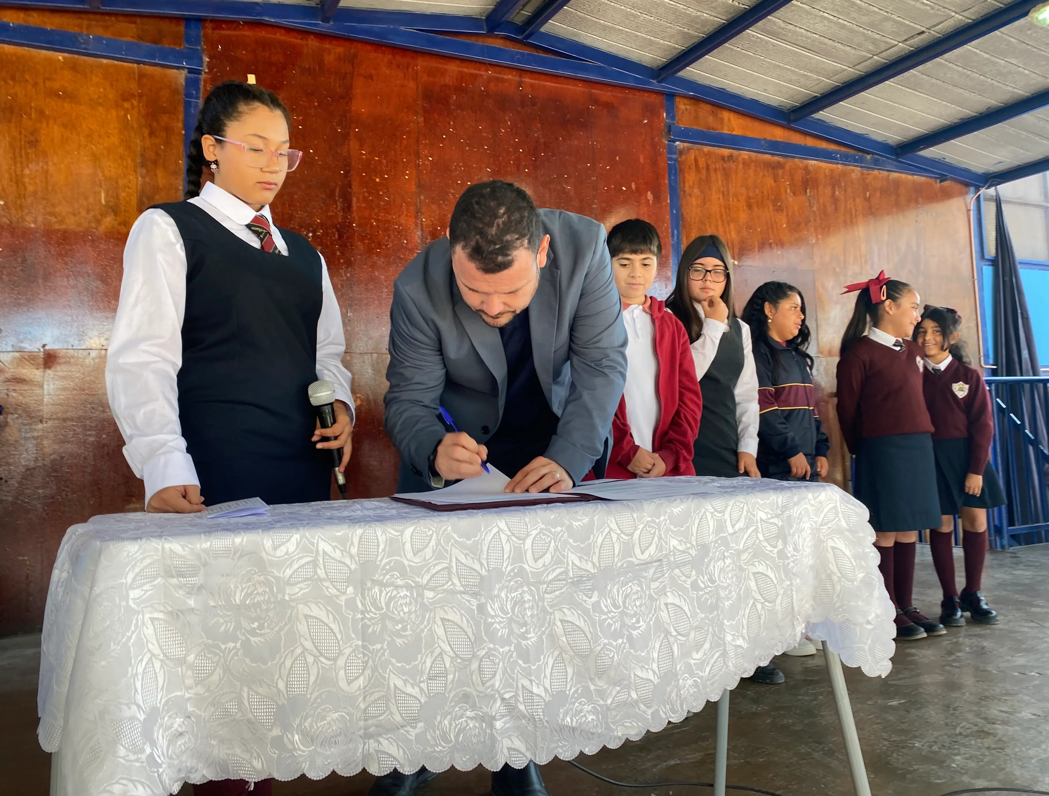 Estudiantes participando en elecciones del centro de estudiantes