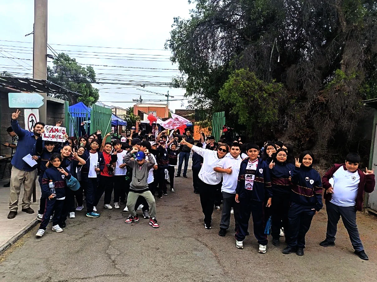 Estudiantes durante visita pedagógica al estadio Luis Hermosilla