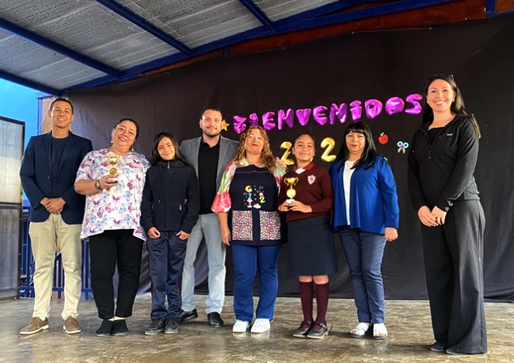 Comunidad educativa celebrando resultados SIMCE